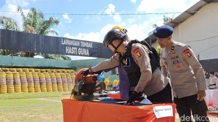 614 Senjata Api Rakitan Dimusnahkan Polda Sumsel Sebanyak 614 senjata api rakitan (senpira) berbagai jenis telah dimusnahkan di Mako Brimob Sumsel, Jalan Srijaya Negara, Kecamatan Ilir Barat 1, Palembang, Kamis (3/7/2025).
Ratusan senpira itu dimusnahkan menggunakan gerinda.