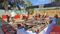 Sebanyak 614 senjata api rakitan (senpira) berbagai jenis telah dimusnahkan di Mako Brimob Sumsel, Jalan Srijaya Negara, Kecamatan Ilir Barat 1, Palembang, Kamis (3/7/2025).   
