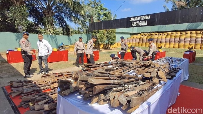Sebanyak 614 senjata api rakitan (senpira) berbagai jenis telah dimusnahkan di Mako Brimob Sumsel, Jalan Srijaya Negara, Kecamatan Ilir Barat 1, Palembang, Kamis (3/7/2025). 
Ratusan senpira itu dimusnahkan menggunakan gerinda.