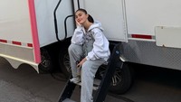 Agnez Mo mengaku ada perbedaan dalam selebrasi ulang tahun kali ini. Saya kira saya harus merayakan ulang tahun saya di set dengan 2 teman saya, tulisnya. (Foto: dok Instagram agnezmo)
