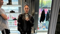 Agnez Mo membagikan selfie dengan pakaian serba hitam di depan kaca. (Foto: dok Instagram agnezmo)