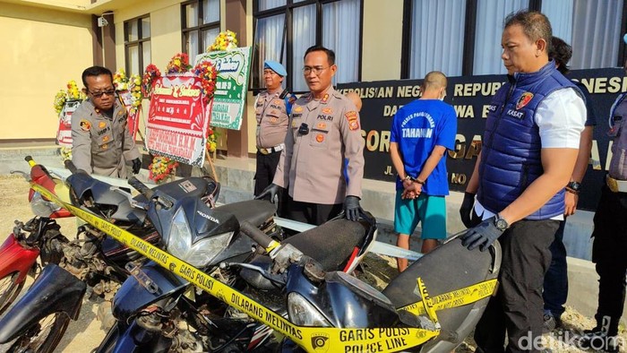 Polisi mengungkap kasus kejahatan jalanan curas dan curanmor di Pangandaran. Dua pelaku ditangkap.