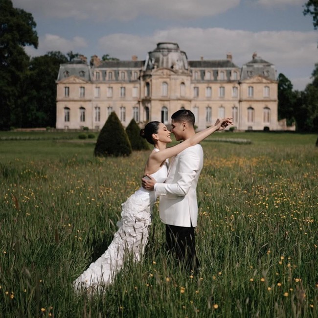 Foto: Prewedding Mesra Alyssa Daguise-Al Ghazali di Paris, Elegan Serba Putih