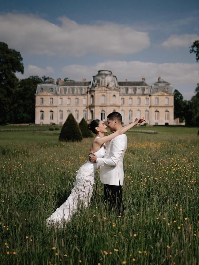 Foto: Prewedding Mesra Alyssa Daguise-Al Ghazali di Paris, Elegan Serba Putih Foto: Prewedding Mesra Alyssa Daguise-Al Ghazali di Paris, Elegan Serba Putih
