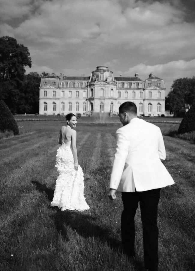 Beberapa foto diedit dalam nuansa monokrom, memberi sentuhan klasik. Meski dalam nuansa hitam putih namun foto prewedding Al Ghazali dan Alyssa tetap terlihat memukau dan bajir pujian. Foto: Instagram/@alyssadaguise