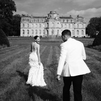 Beberapa foto diedit dalam nuansa monokrom, memberi sentuhan klasik. Meski dalam nuansa hitam putih namun foto prewedding Al Ghazali dan Alyssa tetap terlihat memukau dan bajir pujian. Foto: Instagram/@alyssadaguise