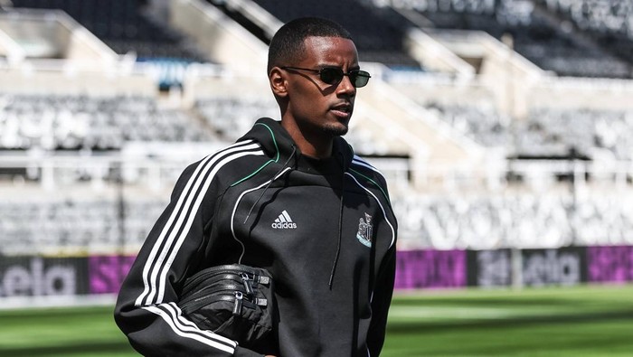 Premier League Newcastle United v Everton Alexander Isak of Newcastle United arrives during the Premier League match Newcastle United vs Everton at St. James s Park, Newcastle, United Kingdom, 25th May 2025 Photo by Mark Cosgrove/News Images Newcastle St. James s Park Tyne and Wear United Kingdom Copyright: xMarkxCosgrove/NewsxImagesxNo Use Switzerland. No Use Germany. No Use Japan. No Use Austria