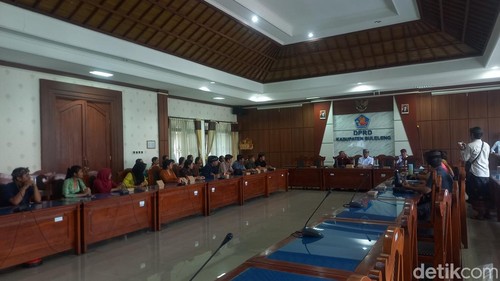 Aliansi guru honorer di Buleleng audiensi ke DPRD Buleleng, Kamis (3/7/2025).