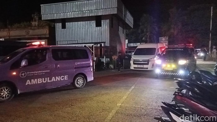Ambulans pengangkut jenazah korban kapal tenggelam tiba di Pelabuhan Gilimanuk, Bali, Kamis (3/7/2025) malam.