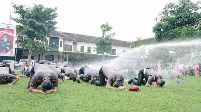 Tradisi siraman anggota Polres Jombangnaik pangkat