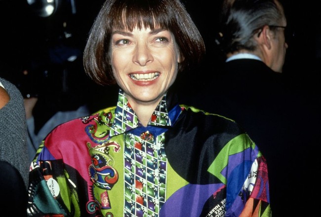 Kemeja mencolok yang dikenakannya sekitar awal 1990-an ini adalah cikal bakal gayanya yang penuh bunga di era 2020-an, meskipun dalam gaya yang lebih abstrak dan retro. Foto: Getty Images/Images Press