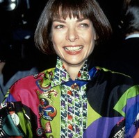 Kemeja mencolok yang dikenakannya sekitar awal 1990-an ini adalah cikal bakal gayanya yang penuh bunga di era 2020-an, meskipun dalam gaya yang lebih abstrak dan retro. Foto: Getty Images/Images Press