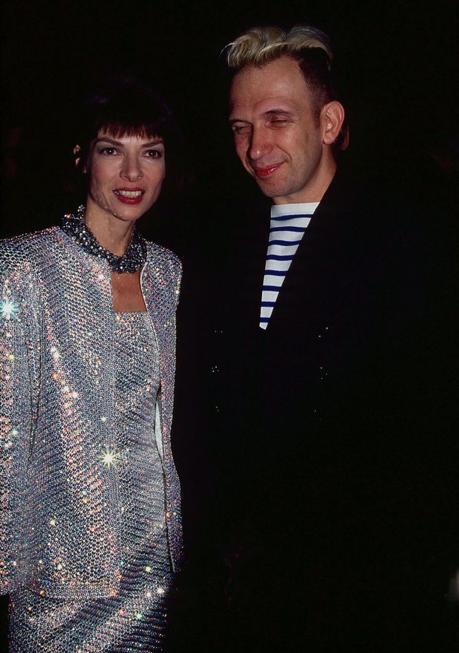Dia benar-benar berkilau dalam setelan jaket dan dress ini. Gaya rambut bob khasnya lebih gelap dan tegas dibandingkan sekarang. Foto: Getty Images/Rose Hartman