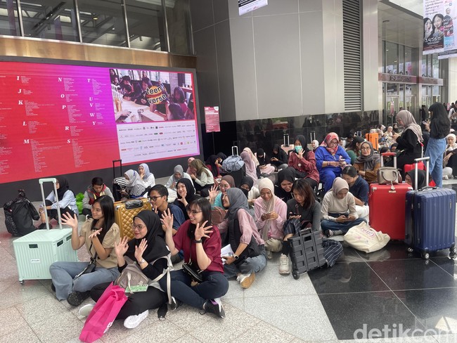 Sebagian besar orang yang antre membawa tas besar atau koper. Kebanyakan dari mereka adalah jastiper atau orang yang menerima jasa titip untuk membelikan barang pesanan klien di Jakarta X Beauty 2025.  Foto: Dok. Rahmi Anjani/Wolipop