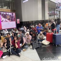 Sebagian besar orang yang antre membawa tas besar atau koper. Kebanyakan dari mereka adalah jastiper atau orang yang menerima jasa titip untuk membelikan barang pesanan klien di Jakarta X Beauty 2025.  Foto: Dok. Rahmi Anjani/Wolipop