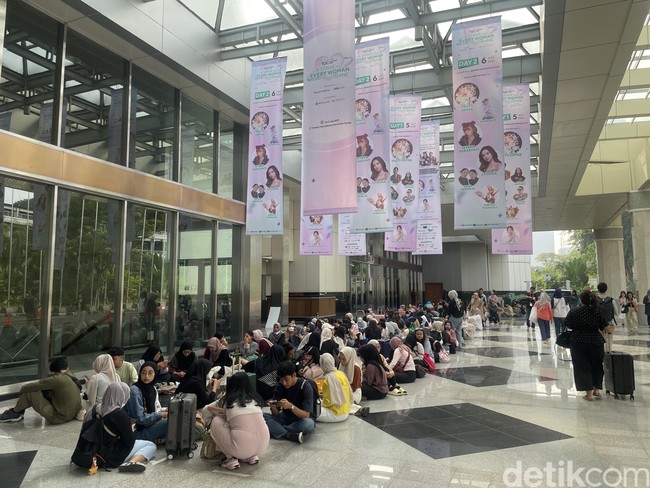 Jakarta X Beauty 2025 yang digelar Female Daily Network diserbu pengunjung di hari pertamanya. Sebelum dibuka pada pukul 10.00 WIB, puluhan orang sudah datang beberapa jam sebelum acara. Foto: Dok. Rahmi Anjani/Wolipop
