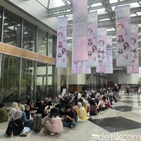 Jakarta X Beauty 2025 yang digelar Female Daily Network diserbu pengunjung di hari pertamanya. Sebelum dibuka pada pukul 10.00 WIB, puluhan orang sudah datang beberapa jam sebelum acara. Foto: Dok. Rahmi Anjani/Wolipop