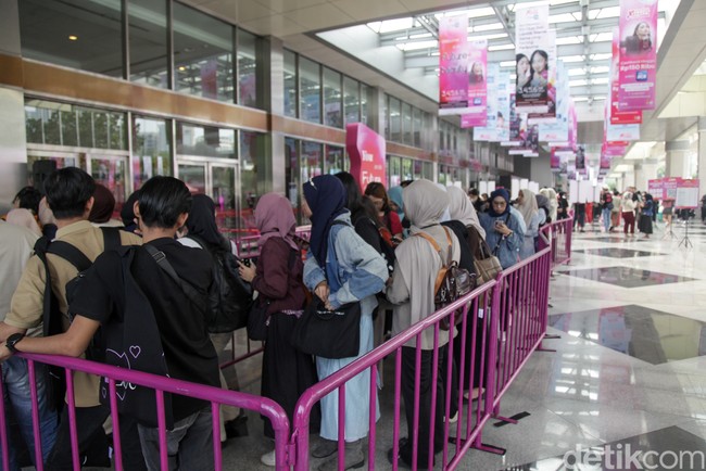 Para beauty enthusiast yang sudah siap berbelanja skincare hingga makeup antre dengan tertib di depan pintu masuk. Foto: Andhika Prasetia