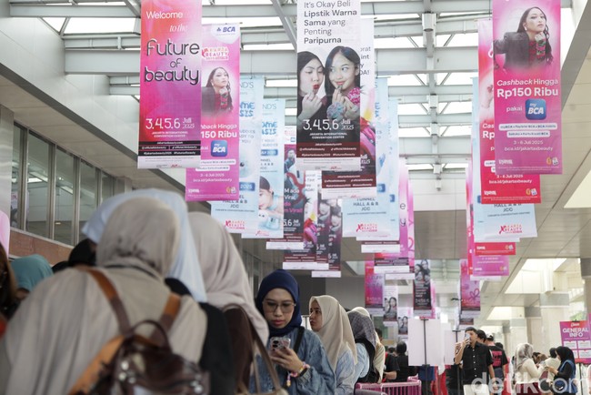 Jakarta X Beauty 2025 diserbu pengunjung di hari pertamanya karena ada banyak diskon yang ditawarkan. Sebagian brand kecantikan menawarkan diskon hingga 70%. Foto: Andhika Prasetia