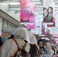 Jakarta X Beauty 2025 diserbu pengunjung di hari pertamanya karena ada banyak diskon yang ditawarkan. Sebagian brand kecantikan menawarkan diskon hingga 70%. Foto: Andhika Prasetia