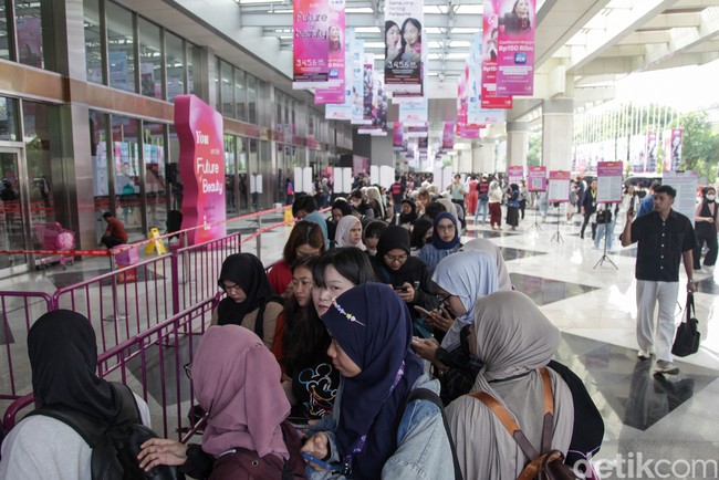 Para jastiper ini berniat untuk membelikan barang-barang jastip agar tidak ketinggalan atau kehabisan produk yang dijual di Jakarta X Beauty 2025. Foto: Andhika Prasetia