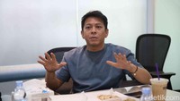 Ariel NOAH membagikan cerita soal hobinya menunggangi motor saat berkunjung ke kantor detikcom, Kamis (3/7/2025). Ada sensasi dan kenikmatan yang bisa membuatnya healing. Foto: Pradita Utama