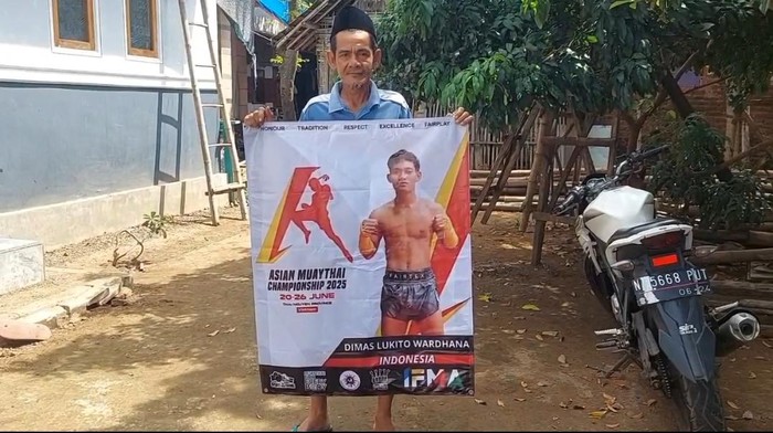 Ayah atlet muaythai Dimas Lukito Wardhana asal Probolinggo yang meraih medali emas di kejuaraan Asia