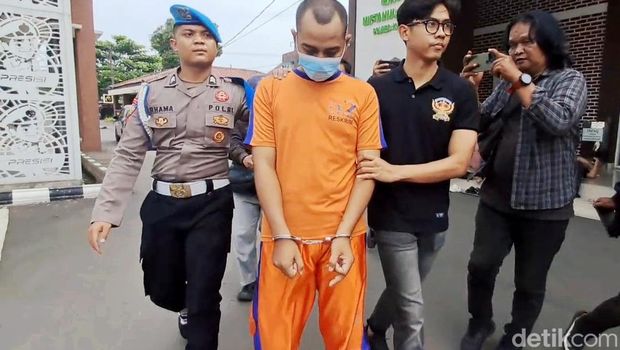 Bagus Setiyojati suami pembunuh istri saat digiring oleh polisi di Mapolres Karawang