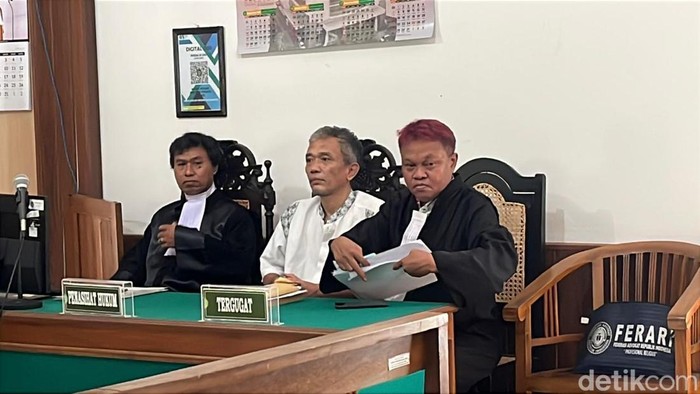 Terpidana kasus ujaran kebencian terkait tudingan ijazah palsu Joko Widodo (Jokowi), Bambang Tri Mulyono hadiri sidang Perdana PK, di PN Solo, Kamis (3/7/2025)