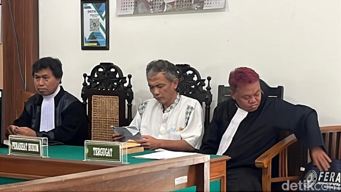 Bambang Tri Mulyono (baju putih) dalam sidang pengajuan PK kasus ujaran kebencian terkait tudingan ijazah palsu Jokowi, Kamis (3/7/2025).