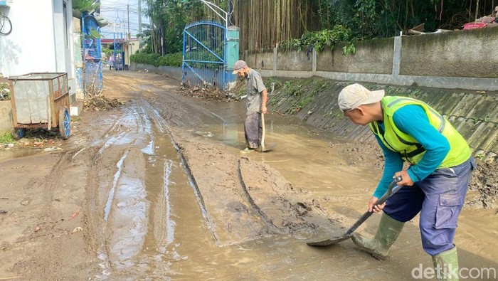 Warga Cimahi bersihkan sisa banjir di permukiman, Kamis (3/7/2025).