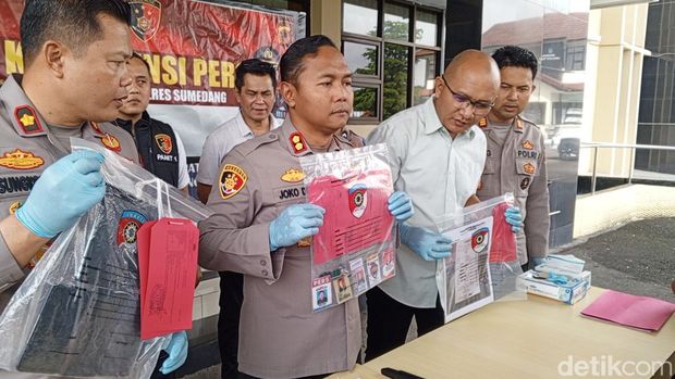 Polisi menunjukkan barang bukti pemerasan yang dilakukan oleh 5 wartawan gadungan di Sumedang, Kamis (3/7/2025).