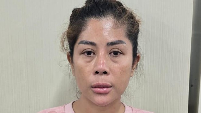 Bareskrim Polri menangkap wanita bernama Maura, kurir ribuan butir pil Happy Five, di Kelapa Gading, Jakarta Utara, Rabu (2/7/2025).