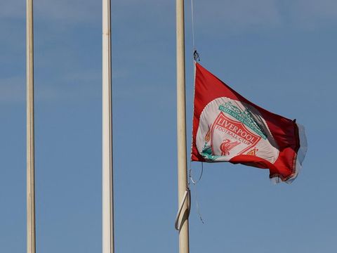Bendera Liverpool FC berkibar setengah tiang di Stadion Anfield setelah pemain sepak bola asal Portugal, Diogo Jota, meninggal dalam kecelakaan mobil di dekat Zamora, Spanyol, di Liverpool, Inggris, 3 Juli 2025. (REUTERS/Temilade Adelaja)