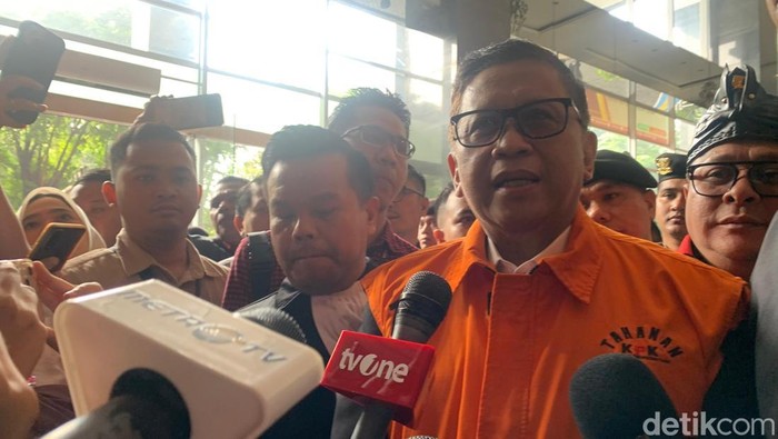 Berompi Tahanan Oranye, Hasto Kristiyanto Ngaku Siap Hadapi Tuntutan Jaksa KPK (Mulia/detikcom).