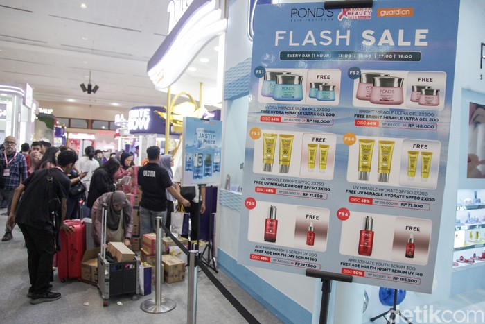 Berbagai produk kecantikan menawarkan diskon menarik dalam Jakarta X Beauty (JxB) 2025 di Hall Jakarta International Convention Center (JICC), Jakarta, Kamis (3/7/2025). JxB 2025 tetap melanjutkan tiga pilar utama yaitu innovation, inclusivity, and sustainability, yang mengutamakan fokus pada beauty enthusiasts dengan tema, 