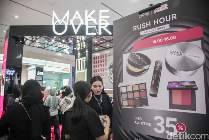 Booth Diskon JxB 2025 Berbagai produk kecantikan menawarkan diskon menarik dalam Jakarta X Beauty (JxB) 2025 di Hall Jakarta International Convention Center (JICC), Jakarta, Kamis (3/7/2025). JxB 2025 tetap melanjutkan tiga pilar utama yaitu innovation, inclusivity, and sustainability, yang mengutamakan fokus pada beauty enthusiasts dengan tema, You are the Future of Beauty.