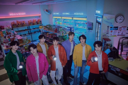 Foto BTS untuk album PERMISSION TO DANCE ON STAGE – LIVE.
