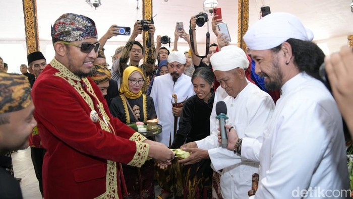 Bupati Fauzi menerima pusaka dari salah satu empu di pendopo Keraton Sumenep.