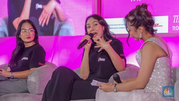 CEO TDLG & Female Daily Network, Putri Tanjung saat sesi Talk Show dalam acara Jakarta X Beauty 2025 di Jakarta International Convention Center (JICC), Senayan, Jakarta, Kamis (3/7/2025). (CNBC Indonesia/Faisal Rahman)