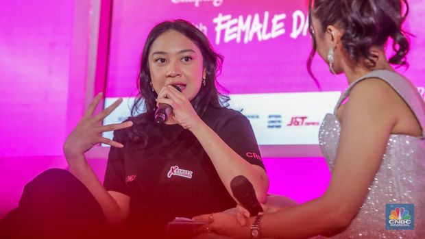 CEO TDLG & Female Daily Network, Putri Tanjung saat sesi Talk Show dalam acara Jakarta X Beauty 2025 di Jakarta International Convention Center (JICC), Senayan, Jakarta, Kamis (3/7/2025). (CNBC Indonesia/Faisal Rahman)