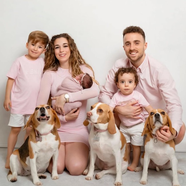 Inilah kebahagiaan Diogo Jota dan Rute Cordosa bersama tiga anak mereka yang kini tinggal kenangan. Diogo meninggalkan tiga anaknya selamanya. Tiga anak Jota adalah seorang putra yang lahir pada 2021, seorang putri lahir pada 2023 dan seorang putri lagi yang lahir pada 2024.  Foto: Dok. Instagram @diogoj_18