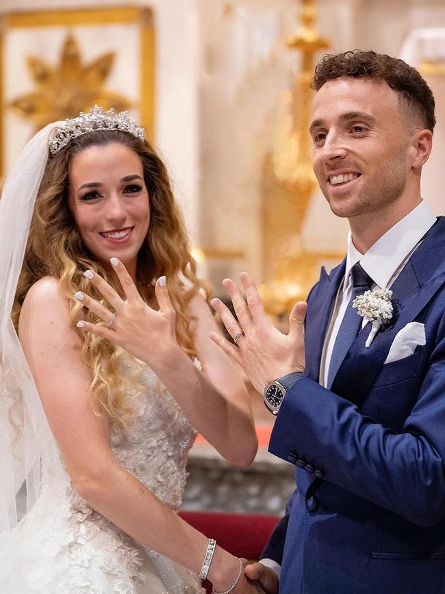 Menyedihkannya lagi, kurang dari 24 jam sebelum meninggal dunia, Diogo Jota mengunggah momen pernikahannya ke Instagram dengan keterangan yang penuh cinta. “A day we will never forget,” begitu Jota menulis pada caption video unggahannya di Instagram diogoj_18.Foto: Dok. Instagram @diogoj_18