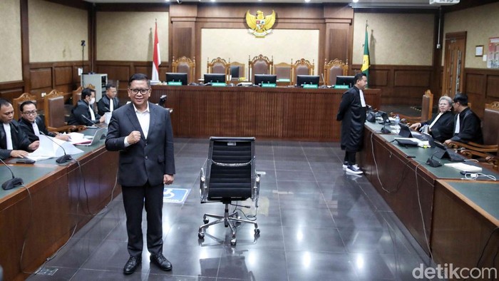 Sekretaris Jenderal PDIP Hasto Kristiyanto menjalani sidang tuntutan di Pengadilan Tipikor Jakarta Pusat, Kamis (3/7/2025). Jaksa KPK, Wawan Yunarwanto, menuntutnya 7 tahun penjara, denda Rp 600 juta, dan subsider 6 bulan kurungan jika tidak membayar denda tersebut.