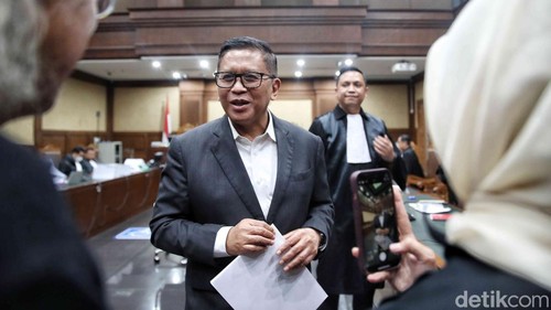 Sekretaris Jenderal PDIP Hasto Kristiyanto menjalani sidang tuntutan di Pengadilan Tipikor Jakarta Pusat, Kamis (3/7/2025). Jaksa KPK, Wawan Yunarwanto, menuntutnya 7 tahun penjara, denda Rp 600 juta, dan subsider 6 bulan kurungan jika tidak membayar denda tersebut.