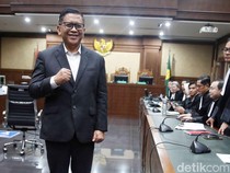 Video: Hasto Bagikan Buku Pleidoi Sebelum Sidang Duplik