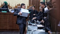 Surat tuntutan tersebut sangat tebal, mencapai 1.300 halaman, namun jaksa hanya membacakan pokok-pokoknya agar proses persidangan lebih efisien.  