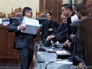 Video: Hasto Keberatan saat Angkat Berkas Tuntutan Setebal 1.300 Lembar