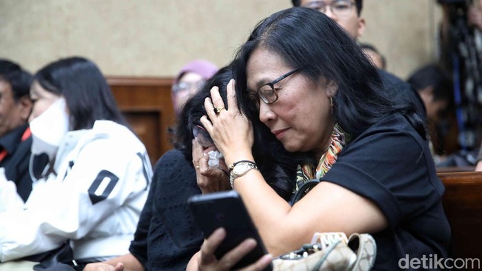 Dituding Halangi KPK, Hasto Dituntut 7 Tahun Penjara Sekretaris Jenderal PDIP Hasto Kristiyanto menjalani sidang tuntutan di Pengadilan Tipikor Jakarta Pusat, Kamis (3/7/2025). Jaksa KPK, Wawan Yunarwanto, menuntutnya 7 tahun penjara, denda Rpβ―600 juta, dan subsider 6 bulan kurungan jika tidak membayar denda tersebut.