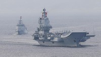Destroyer Yan’an datang bersama kapal induk Shandong, menandai kehadiran dua kapal tempur utama dalam kunjungan maritim AL China ke wilayah semiotonom itu. REUTERS/Tyrone Siu